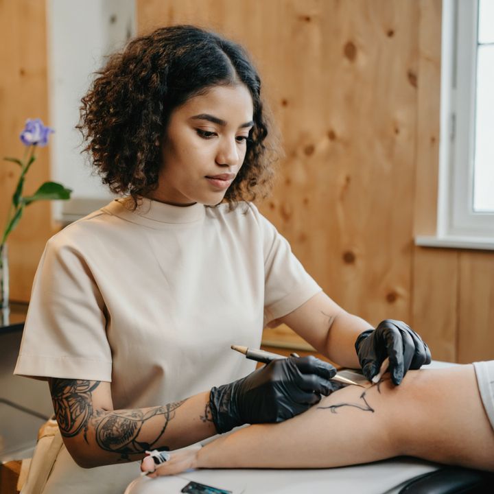 Tatoueuse au travail
